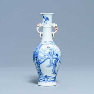 Un vase en porcelaine de Chine en bleu et blanc aux anses en forme de tête d'éléphant, marque et époque de Kangxi