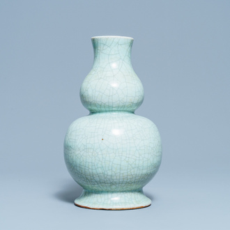 Een Chinese monochrome celadon en craquelé kalebasvaas, 18/19e eeuw