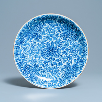 Un plat en porcelaine de Chine en bleu et blanc, Kangxi