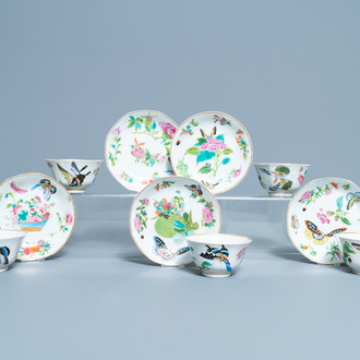 Cinq tasses et soucoupes en porcelaine de Chine famille rose à décor de papillons, 19ème