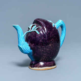 Une théière 'cadogan' en forme de pêche en porcelaine de Chine émaillée aubergine et turquoise, 18/19ème