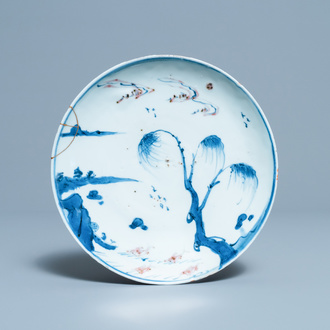 Une assiette en porcelaine de Chine en bleu, blanc et rouge de cuivre pour le marché japonais, époque Transition