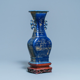 Un vase en porcelaine de Chine en bleu monochrome à décor doré, Qianlong