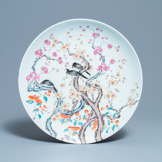 Un grand plat en porcelaine de Chine famille rose, marque de Qianlong, 19ème