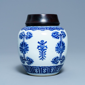 Un pot à gingembre en porcelaine de Chine en bleu et blanc à décor de caractères Shou, Kangxi