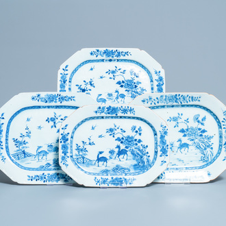 Quatre plats de forme octagonale en porcelaine de Chine en bleu et blanc, Qianlong