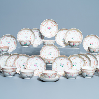 Dix-sept tasses et dix-neuf soucoupes en porcelaine de Chine famille rose, Qianlong