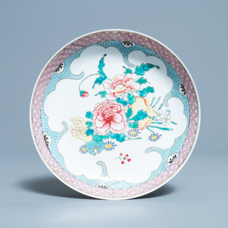 Une assiette en porcelaine de Chine famille rose coquille d'oeuf, Yongzheng