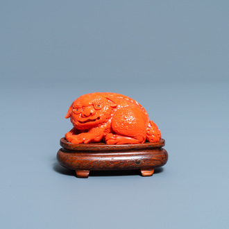 Een Chinees bloedkoralen model van een boeddhistische leeuw, 19/20e eeuw