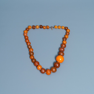 A Chinese necklace with large amber beads, 19th C.