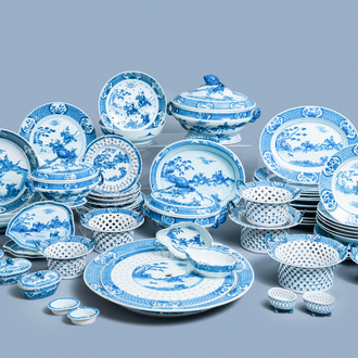 Un service en porcelaine de Chine en bleu et blanc à décor de scènes de chasse, 18/19ème