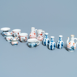 Twaalf Chinese blauw-witte en Imari-stijl miniaturen, Kangxi