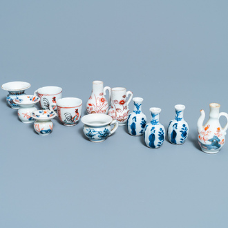 Douze miniatures en porcelaine de Chine en bleu et blanc et de style Imari, Kangxi