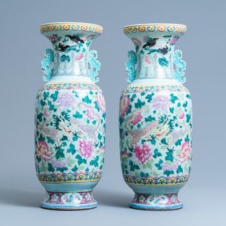Une paire de vases en porcelaine de Chine famille rose à décor de dragons, 19ème