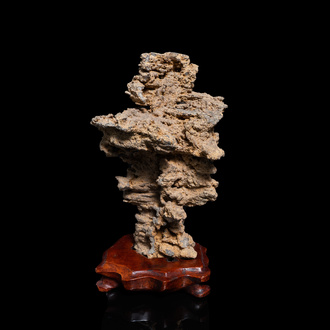 Een Chinese 'scholar's rock' op houten sokkel, wellicht Qing