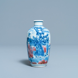 Un petit vase en porcelaine de Chine en bleu, blanc et rouge de cuivre, 19ème