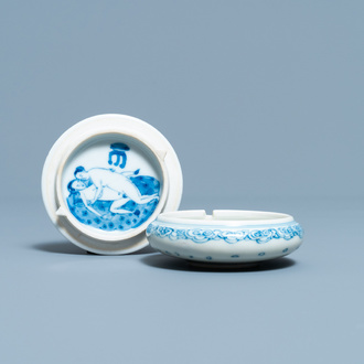Une boîte couverte en porcelaine de Chine à sujet érotique, Kangxi