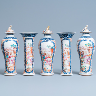 Une garniture de cinq vases en porcelaine de Chine famille rose à décor mandarin, Qianlong