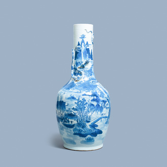 Een grote Chinese blauw-witte flesvormige vaas, 19e eeuw