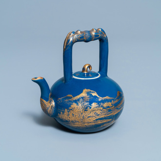 Een Chinese monochrome blauwe theepot met verguld decor, Qianlong merk en periode