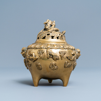 Un brûle-parfum tripod couvert en bronze, Chine, 19/20ème