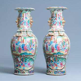 Une paire de vases en porcelaine de Chine famille rose de Canton, 19ème