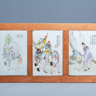 Une table en bois incrusté de trois plaques en porcelaine de Chine qianjiang cai, 19/20ème