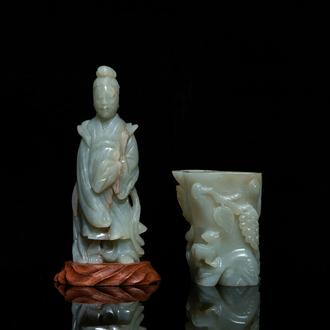 Un pot à pinceaux et une figure de Guanyin en jade sculpté, Chine, Qing