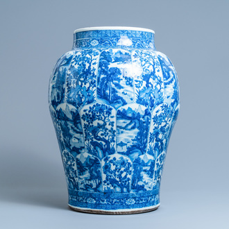 Un très grand vase en porcelaine de Chine en bleu et blanc, Kangxi