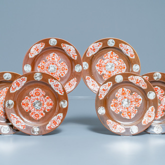Six assiettes en porcelaine de Chine en rouge de fer et grisaille à fond brun capucin, Qianlong