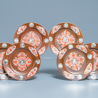 Six assiettes en porcelaine de Chine en rouge de fer et grisaille à fond brun capucin, Qianlong