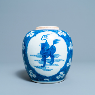 Een Chinese blauw-witte pot met een kylin, Kangxi