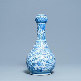 Un grand vases de forme bouteille en porcelaine de Chine en bleu et blanc, Wanli