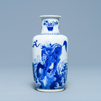 Un vase de forme rouleau en porcelaine de Chine en bleu et blanc à décor de qilins, Kangxi