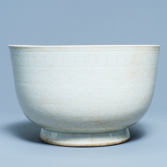 Un grand bol en porcelaine de Chine de Dehua à décor incisé, Ming