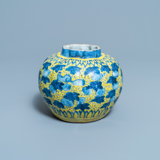 Een Chinese blauw-witte vaas met gele fondkleur met eekhoorns bij kalebasfruit, Wanli