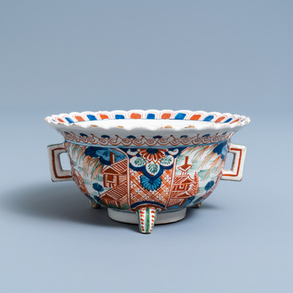 A Dutch Delft cashmere palette tripod bowl, 1st quarter 18th C.