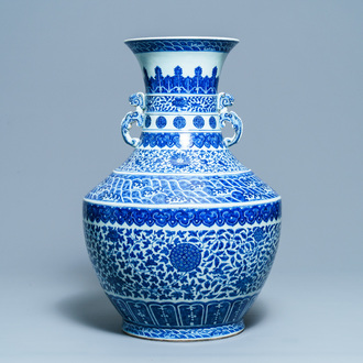 Un grand vase de forme 'hu' en porcelaine de Chine en bleu et blanc, marque de Qianlong, 19ème