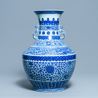 Een grote Chinese blauw-witte 'hu' vaas met florale slingers, Qianlong merk, 19e eeuw