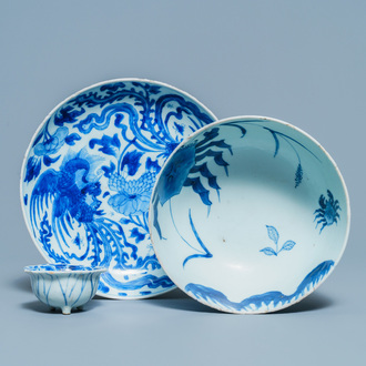 Une assiette aux phénix, un bol aux crabes et un bol en forme de lotus en porcelaine de Chine en bleu et blanc, Kangxi