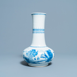 Een Chinese flesvormige blauw-witte vaas, Kangxi