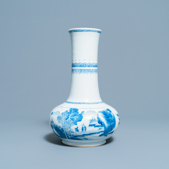 Un vase de forme bouteille en porcelaine de Chine en bleu et blanc, Kangxi