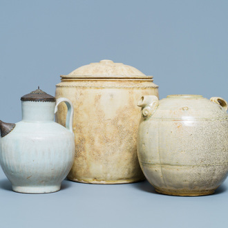 Une verseuse céladon de type 'Jue', une verseuse à vin de type qingbai et un pot couvert, Chine, Song/Yuan