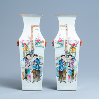 Une paire de vases de forme carrée en porcelaine de Chine famille rose, 19/20ème