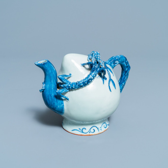 Een Chinese blauw-witte perzikvormige cadogan theepot, 19e eeuw