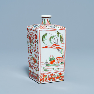 Een vierkante Japanse Ko-Imari fles voor sake, Edo, 18e eeuw