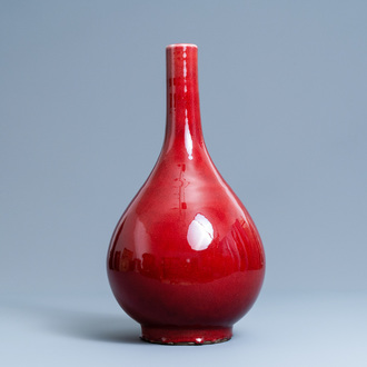 Un vase de forme bouteille en porcelaine de Chine sang de boeuf monochrome, 19/20ème