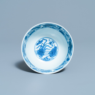 Un bol en porcelaine de Chine en bleu et blanc à décor de canards mandarin émaillé mat à l'extérieur, marque Fu, Ming