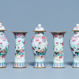 Une garniture de cinq vases en porcelaine de Chine famille rose à décor d'antiquités, Qianlong