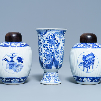Une paire de boîtes à thé et un gobelet en porcelaine de Chine en bleu et blanc, Kangxi